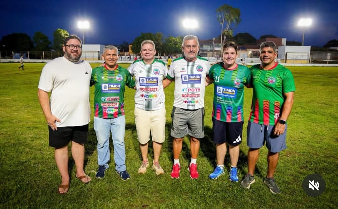 Leandro Lago vestido na camisa do TEC, entre o prefeito Rafael Brito e o secretário de esportes Ramon Júnior