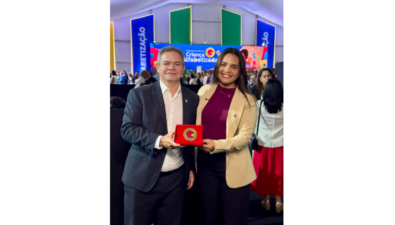 Prefeito Rafael Brito e a secretária de educação Isadora Rodrigues